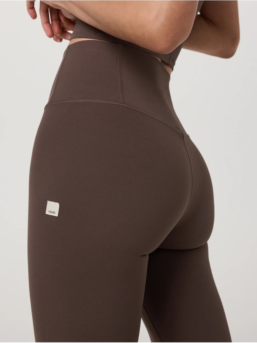 Vuori High-Rise Leggings in Chocolate Brown